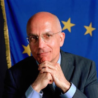 <b>Gabriele Albertini</b> jurista de formación y ex alcalde de Milán, ... - 2010-11-21-italie